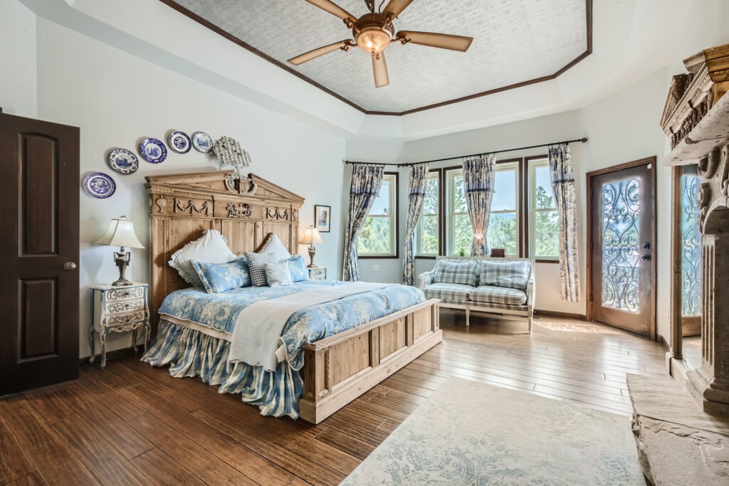 25 Primary Bedroom