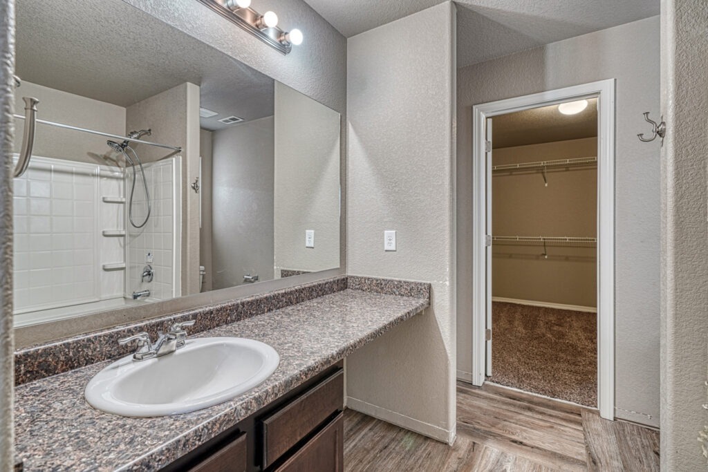 4023 Creek Legend View Print 032 045 Primary Bathroom 4200x2800 300dpi