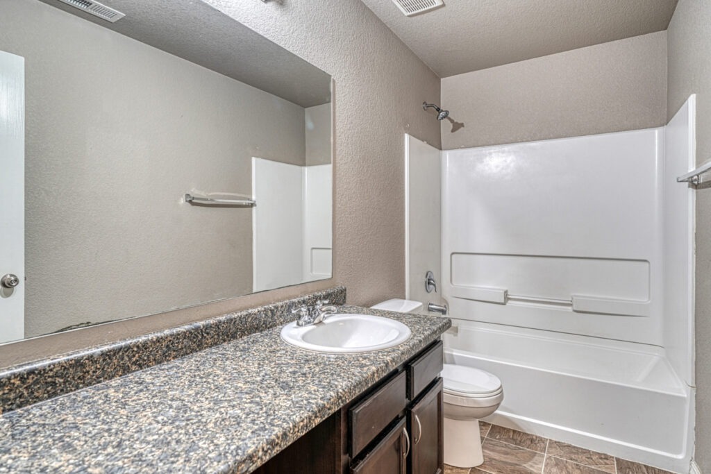 4023 Creek Legend View Print 037 042 Bathroom 4200x2800 300dpi