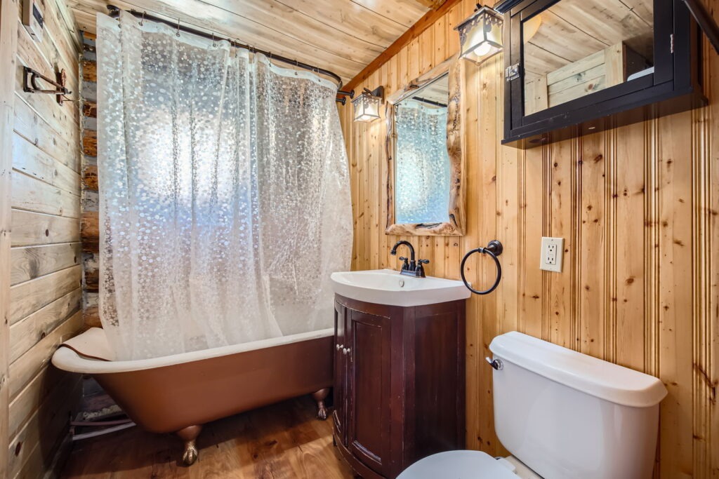 33 Friar Tuck Dr Web Quality 017 23 Primary Bathroom
