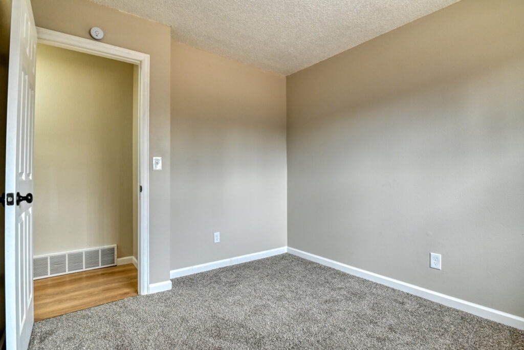 W Willamette Ave 30