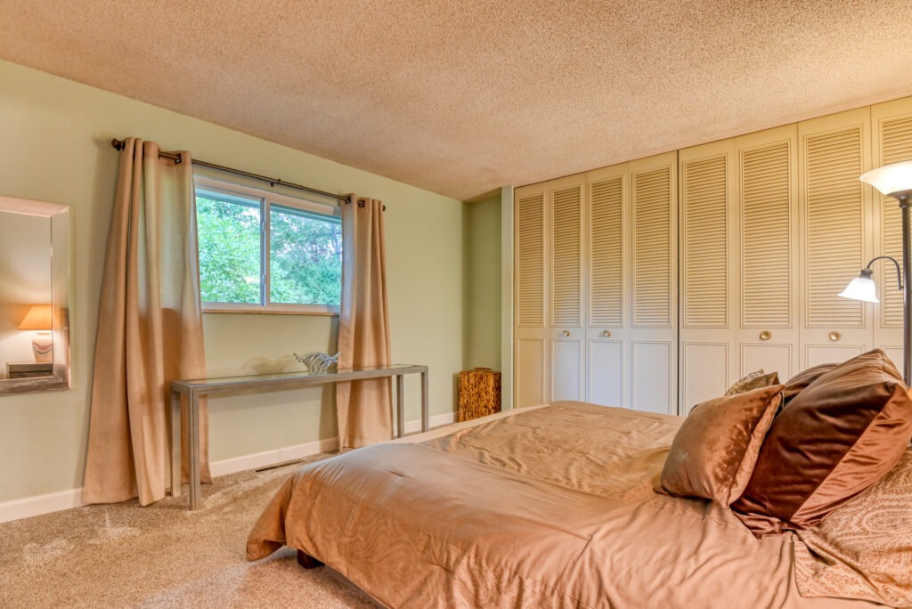 Parade Cir W 25