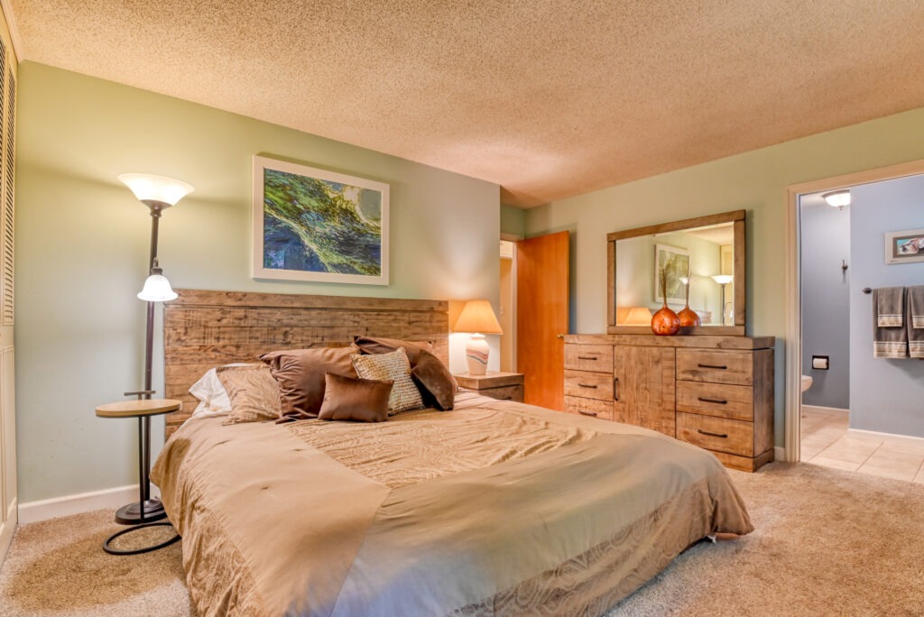 Parade Cir W 27