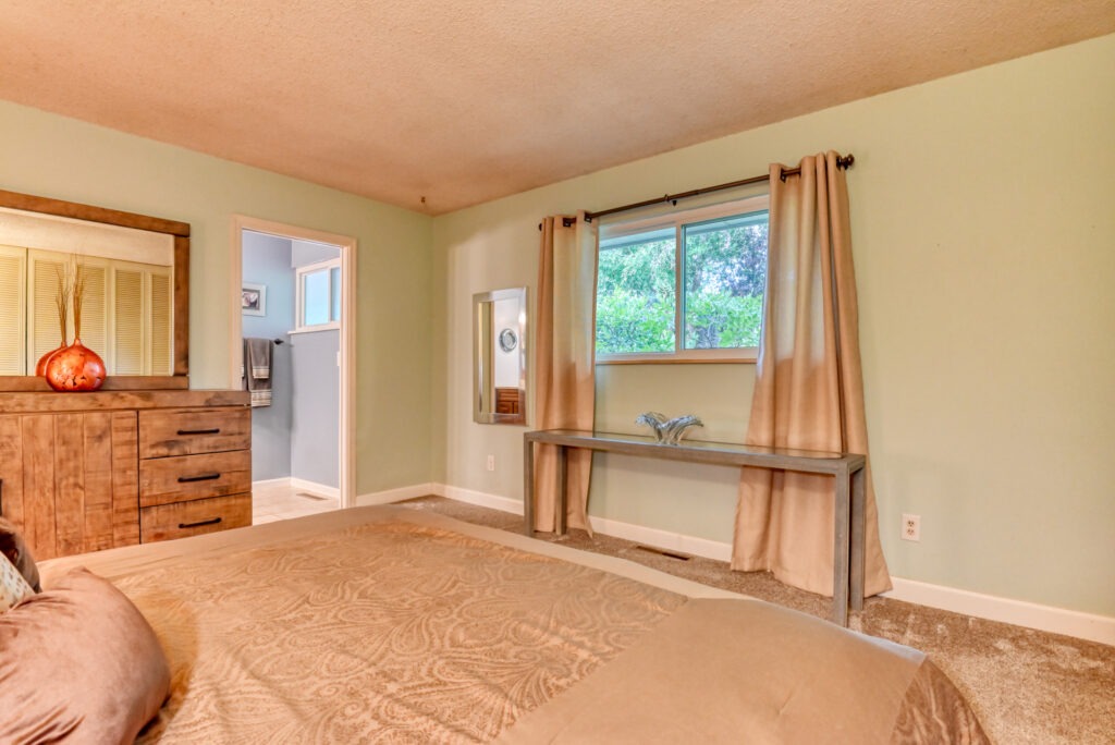 Parade Cir W 28