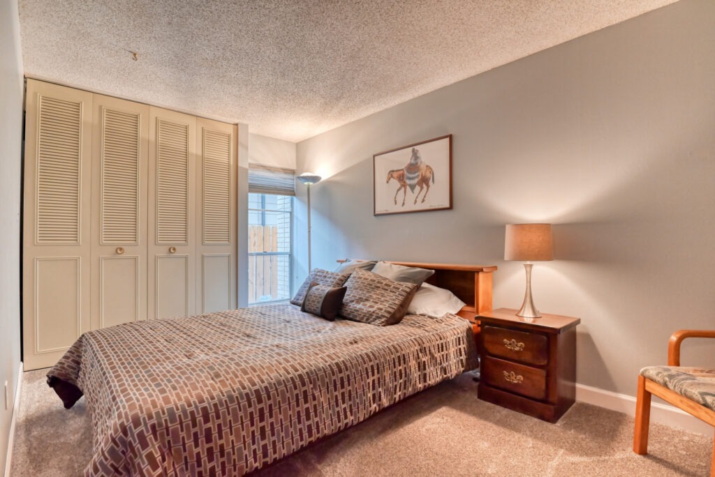 Parade Cir W 32