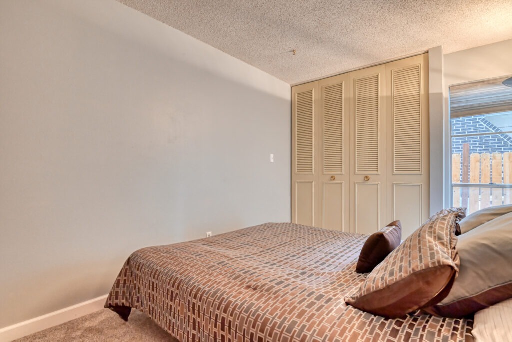 Parade Cir W 33