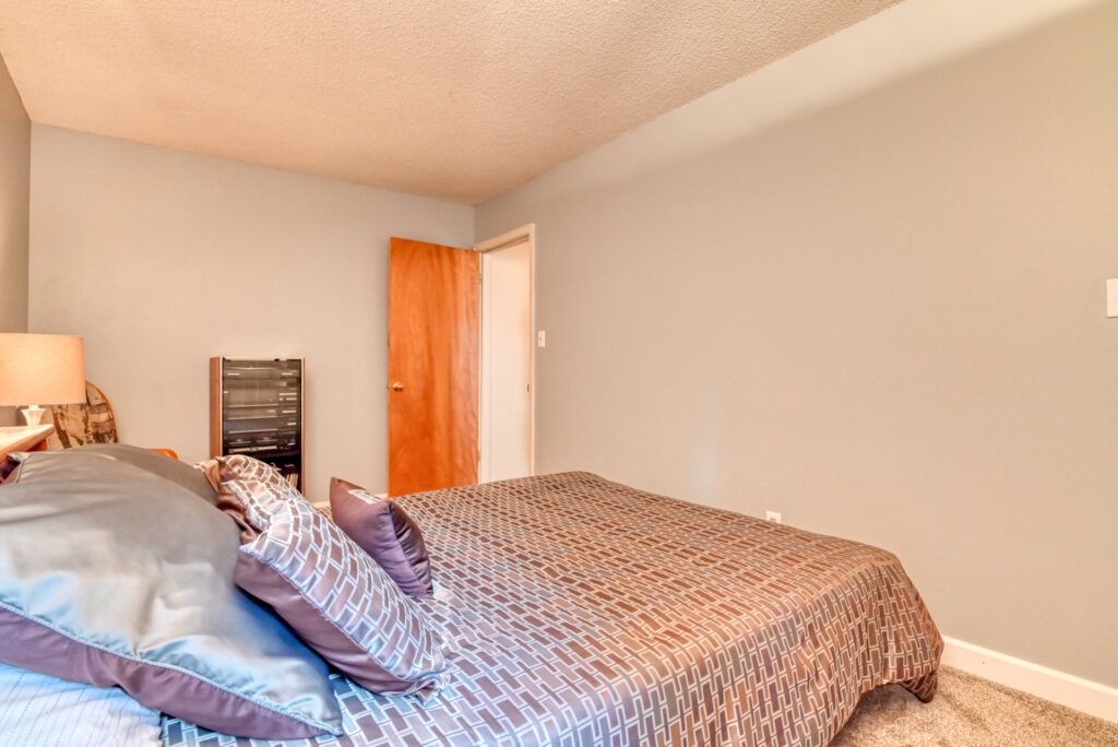 Parade Cir W 35