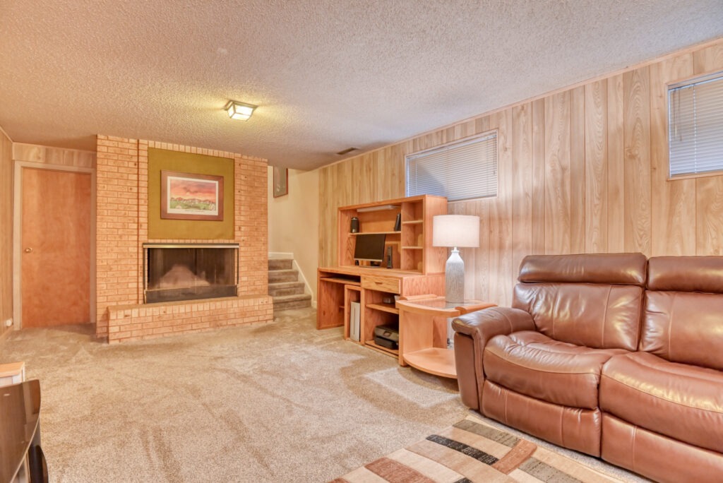 Parade Cir W 42