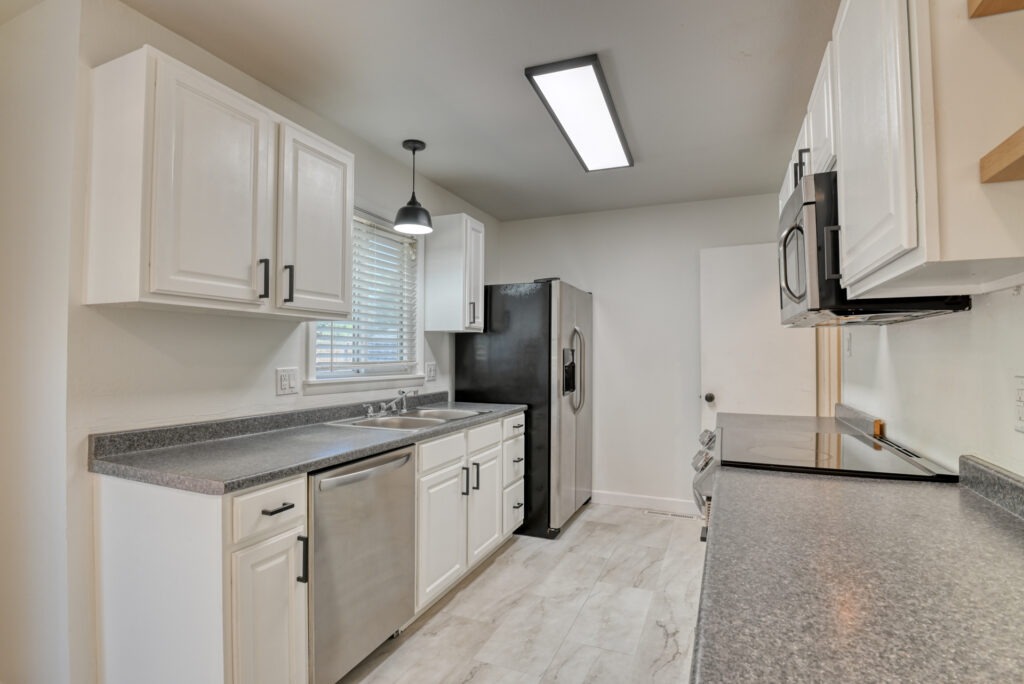 Sanderson Ave 17