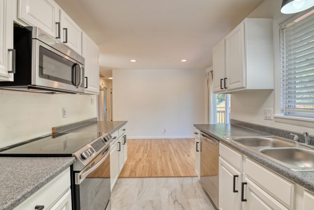 Sanderson Ave 19